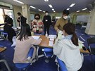 Jihokorejci s roukami volili v parlamentních volbách navzdory koronavirové...