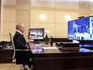Ruský prezident Vladimir Putin bhem videokonference s klíovými leny vlády....
