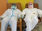 Lékai v Nemocnici Na Bulovce neúnavn bojují proti epidemii koronaviru. (9....
