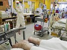 Lékai v Nemocnici Na Bulovce bojují proti epidemii koronaviru. (9. dubna 2020)