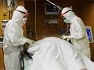 Lékai v Nemocnici Na Bulovce se starají o nakaené koronavirem. (9. dubna 2020)