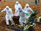 Hrobníci v ochranných odvech se pipravují na pochování 78letého Lelita Jose...