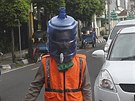 Mu poutjící vozidla na parkovit v indonéské Yogyakart se ped koronavirem...