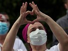 Zamstnanci panlské nemocnice La Paz na sebe gestikulují po minut ticha za...