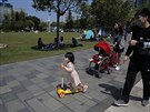 Slunené poasí vyhnalo obyvatele Hongkongu do parku. (12. dubna 2020)