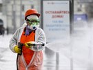 Pracovník dezinfikuje moskevské ulice. (12. dubna 2020)