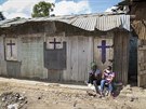 Dva Keané sedí ped kostelem v nairobském slumu Mathare. Kostel je zavený...