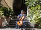 Cellista z filharmonie La Scala Marcello Sirotti hraje na zahrad zdravotníkm...