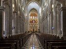 Velikononí me v prázdné madridské katedrále Královské Panny Marie Almudenské...
