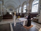 Velikononí me v prázdném kostele v bosenské Zenici (12. dubna 2020)