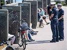 Policisté mluví s obany v nmeckém Hamburku. (12. dubna 2020)