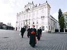 Kardinál Dominik Duka cestou na bohoslubu na Velký pátek (10. dubna 2020)