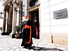 Kardinál Dominik Duka cestou na bohoslubu na Velký pátek. (10. dubna 2020)