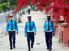 Policisté v ochranných roukách prochází ulicí v nepálském Káthmándú. (14....