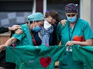Lékai a sestry oplakávají svého kolegu v nemocnici Severo Ochoa ve panlském...