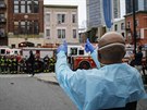 Shromádní hasii dkují lékam z Brooklynského nemocniního centra. (15....