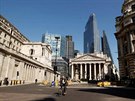 Cyklista projídí ped Bank of England, centrální bankou Velké Británie. (15....