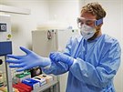 V centrální laboratoi Nemocnice Na Bulovce probíhá testování vzork pacient s...