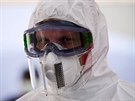 Zdravotník v ochranném obleku v nov oteveném testovacím centru v Dráanech....