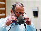 Pediatr Greg Gulbransen si nasazuje respiraní masku ve své ordinaci v New...