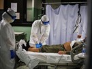 Italský léka se svým asistentem vyetuje 55letého pacienta, který byl ve...