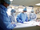Lékai ve francouzské nemocnici Franco-Britannique na pedmstí Paíe. (15....