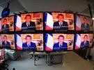 Televizní obrazovky s projevem francouzského prezidenta Emmanuela Macrona. (14....