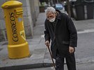 Senior v rouce pechází ulici v centru Madridu. (17. dubna 2020)