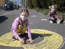 Dti v roukách kreslí kídami na chodník v praských Petinách. (17. dubna...
