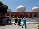 I pes obavy z íení nemoci covid-19 picházejí muslimové v pákistánském mst...