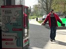 V Polsku si lidé mohou koupit rouky, rukavice a gely v automatu
