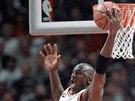 Rok 1998: Michael Jordan v dresu Chicago Bulls doskakuje ve finálové sérii s...