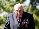 Britský válený veterán Tom Moore vybral na pomoc zdravotníkm 25 milion...