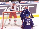 Kapitán eské hokejové reprezentace Robert Reichel se raduje ze svého gólu na...