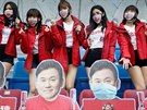 Figuríny fanouk na stadionu v Tchaj-wanu, za nimi jsou roztleskávaky.