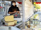 výcarský stánka prodává sýry za ochranou z fólie.