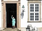 Dánská královna Margrethe II. na schodech zámku Fredensborg podkovala lidem,...