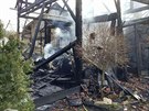 Po��r roubenky z 19. stolet� se poda�ilo hasi��m zcela zlikvidovat v 17.38...