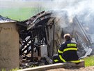 Dobrovoln� hasi�i hl�daj� doho��vaj�c� budovu dr�be��rny firmy Xavergen v Ot�n�...