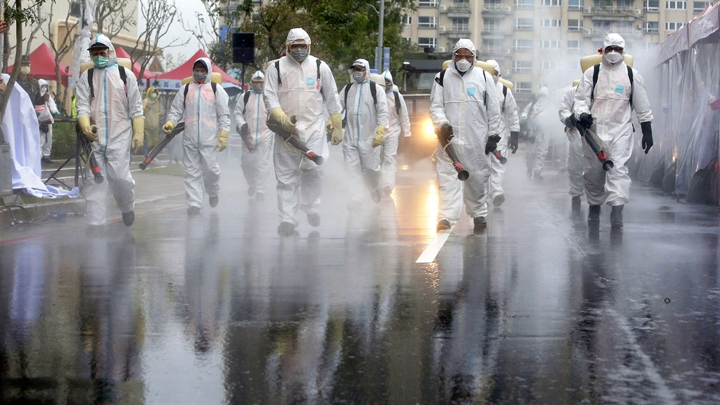 Tchajwantí vojáci v ochranných oblecích dezinfikují ulici v Nové Tchaj-peji.