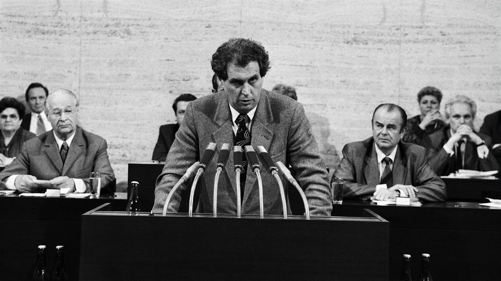 Milo� Zeman na sch�zi Federálního shromá�d�ní 29. b�ezna 1990.