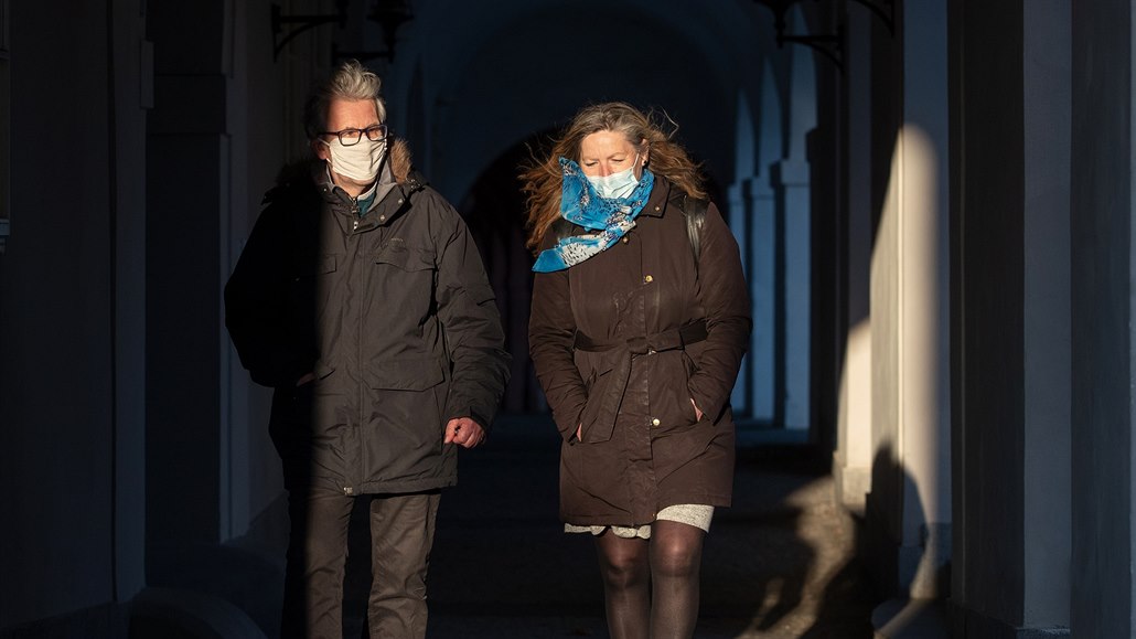 Lidé v rou�kách na pra�ském Poho�elci (14. dubna 2020)