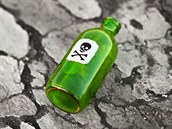 �enská vra�edkyn� nej�ast�ji pou�ívá k dosa�ení svého cíle jed nebo léky.