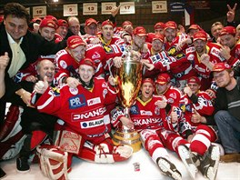 SLÁVISTICKÝ VRCHOL. V roce 2003 se radovala z mistrovského titulu Slavia, která...