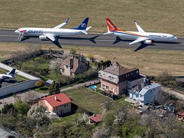 Fotograf Jakub Vank se svým pilotem obletli ztichlé praské letit. Vybrané...