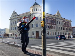 Dobrovoln hasii postikovali dezinfeknm roztokem veejn msta v...