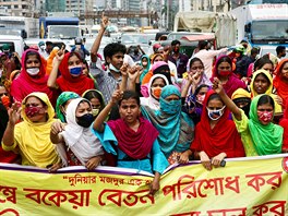 Stvkujc lid na ulici v Dhce, hlavnm mstem Banglade. (15. dubna 2020)