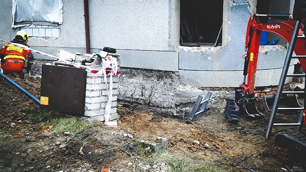 Do obce Horní Mostěnice na Přerovsku vyjeli hasiči ze čtyř jednotek k muži, kterého zavalil betonový panel ve výkopu. Na místě zemřel.