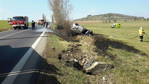 Auto po dopravn nehod u Veruiek zaalo hoet. (17. dubna 2020)