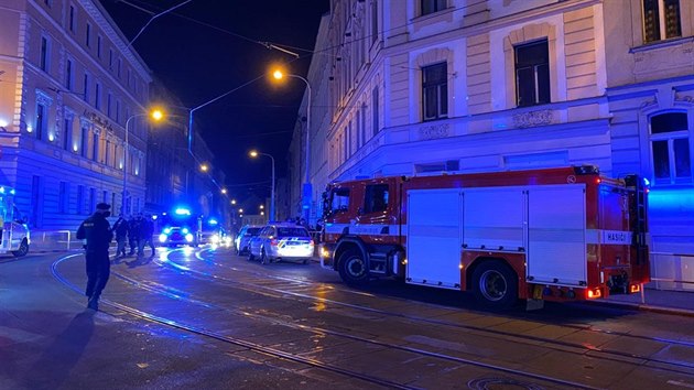 Hasiči v noci na sobotu zasahovali u požáru bytu na Praze 3 (17. dubna 2020).